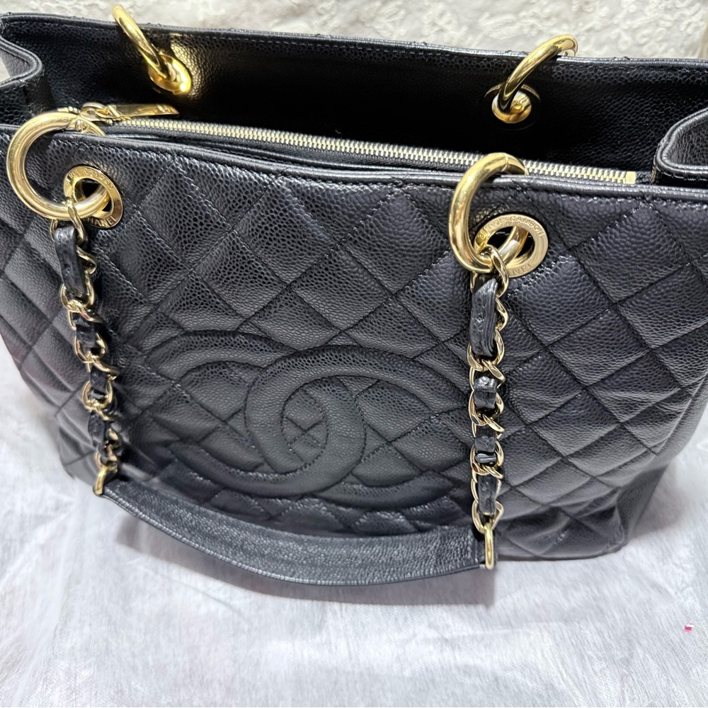 CHANEL Black Quilted Shoulder Bag with Gold Hardware